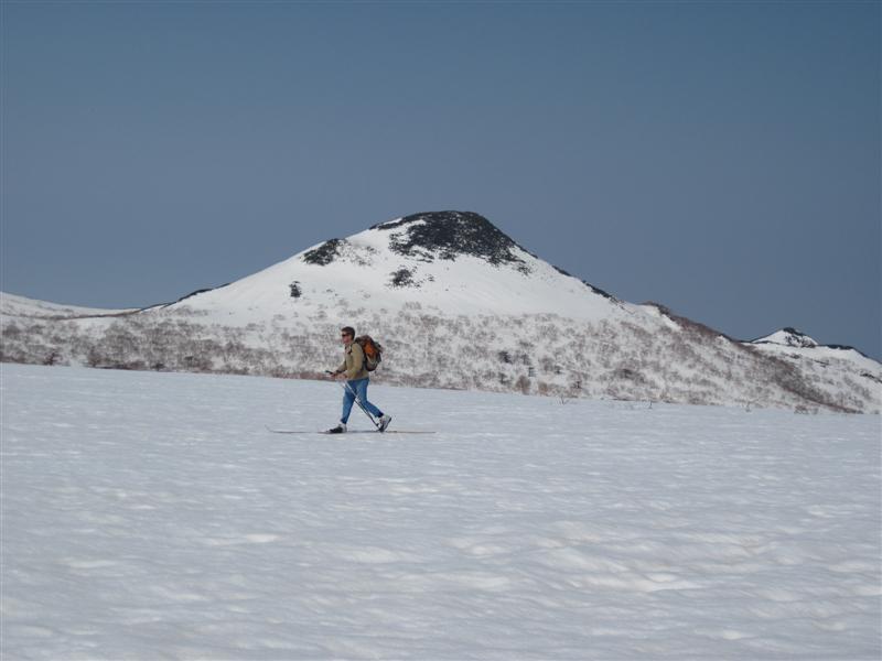 09 Лыжник и гора Волчек.JPG